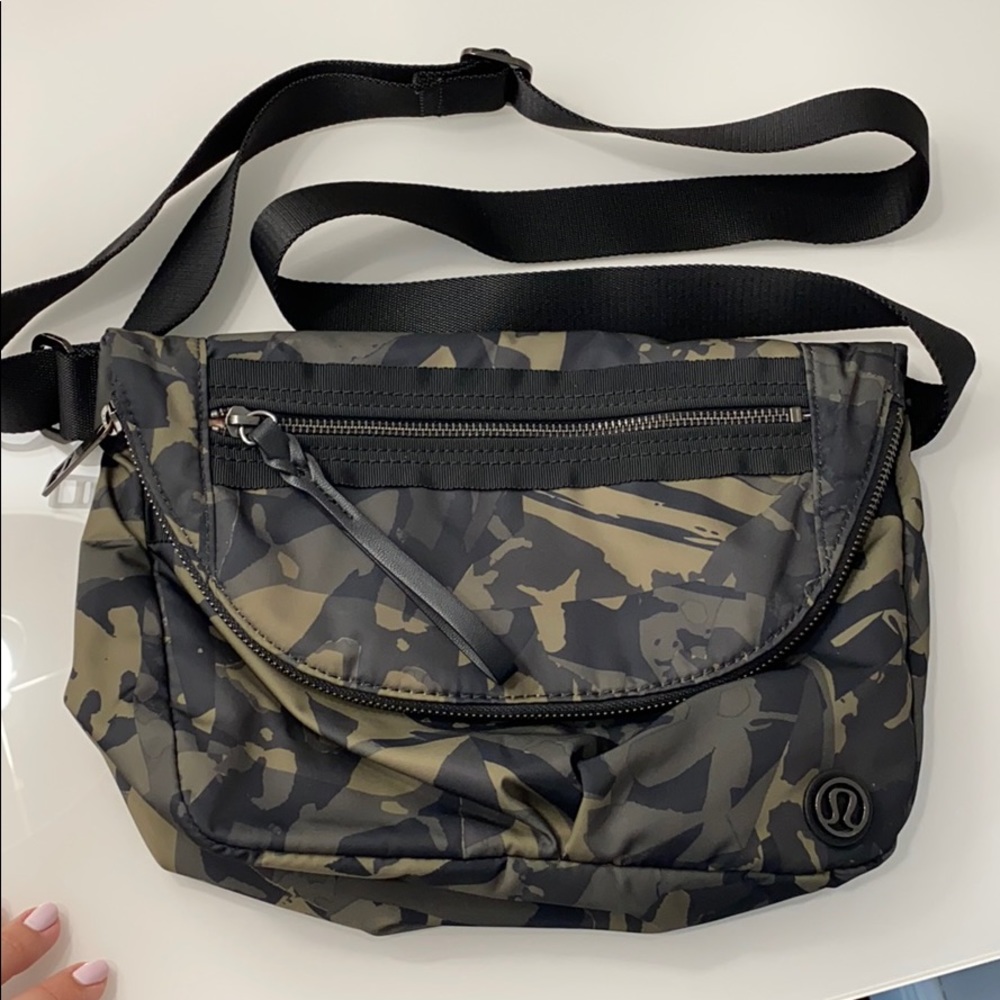 Lululemon Festival Bag II Pop cut fatigue green